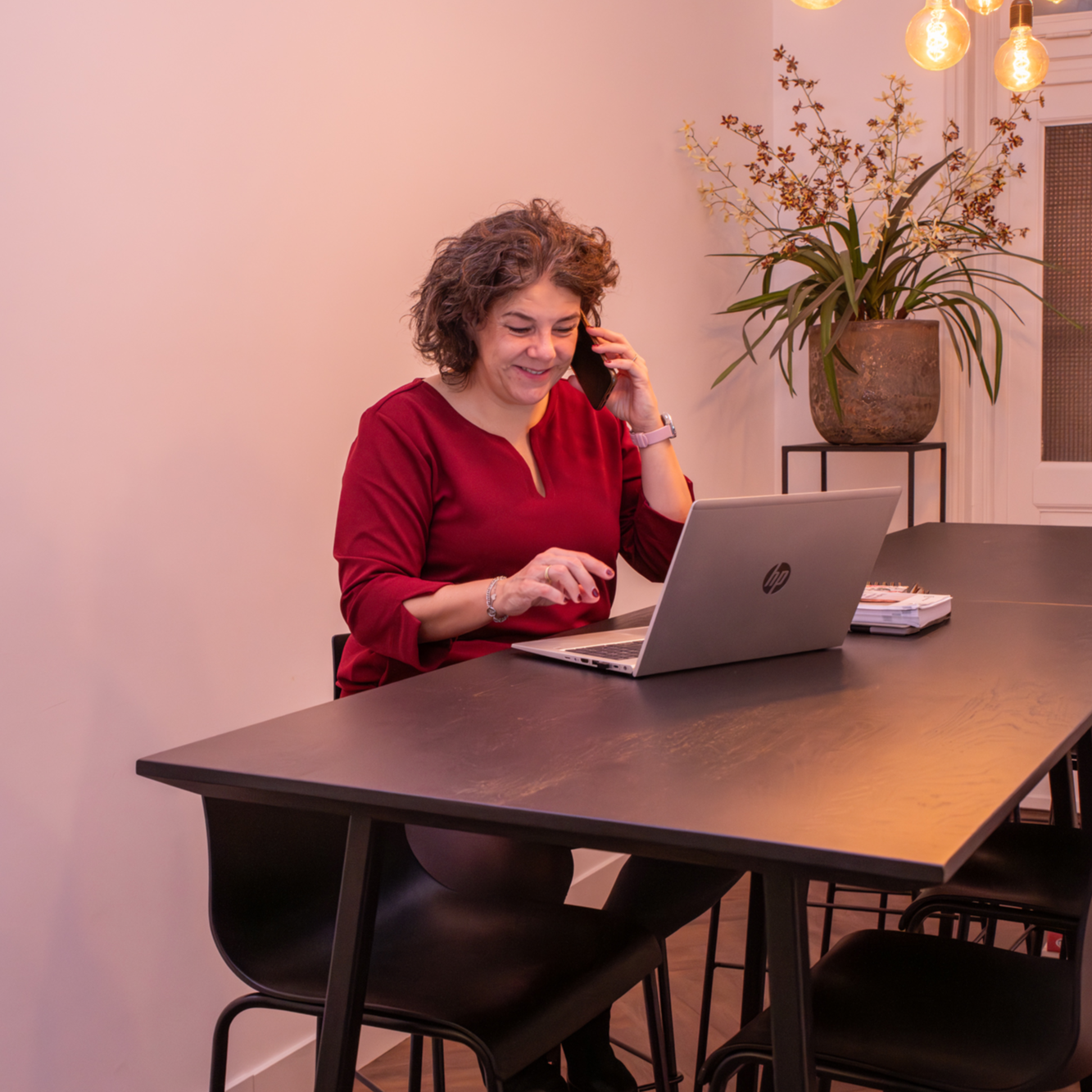 Annemiek aan de telefoon